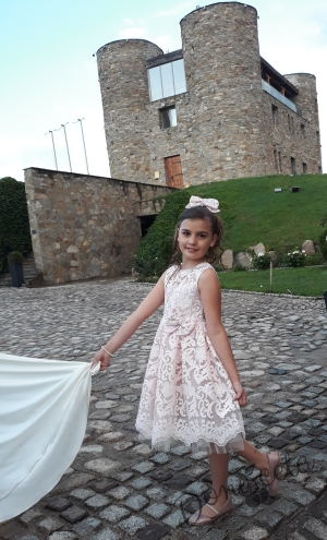 Официална детска рокля от бутикова дантела в прасковено с голяма панделка отзад