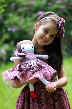 Комплект от официална детска рокля от дантела в пепел от рози с кукла