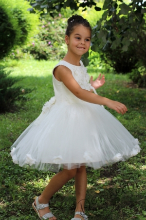 Официална детска рокля с тюл Евиана в екрю с 3D рози с голяма панделка отзад  за шаферка или кръщене
