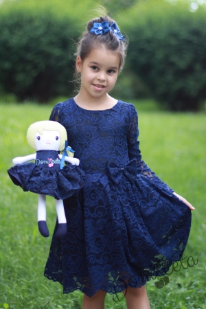 Официална детска дантелена рокля с дълъг ръкав в тъмносиньо с панделка от дантела отпред Динка