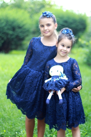 Официална детска дантелена рокля с дълъг ръкав в тъмносиньо с панделка от дантела отпред Динка