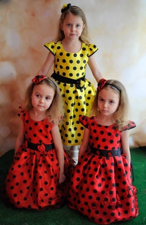 Празнична детска роля в жълто на черно точки