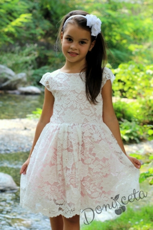 Официална детска дантелена рокля в бяло с панделка отзад