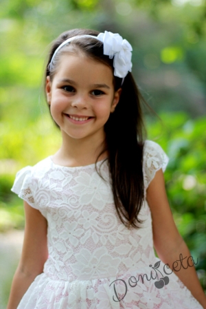 Официална детска дантелена рокля в бяло с панделка отзад