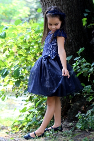 Официална детска рокля Мила в тъмносиньо с дантела и тюл