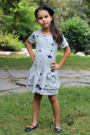 Лятна детска рокля с къс ръкав в сиво на звездички