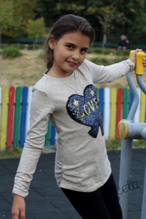 Детска блуза с дълъг ръкав в бежово със сърце от пайети 