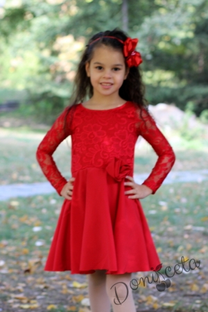 Официална детска рокля с дантела в червено с розичка отпред