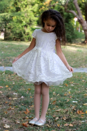Детска официална дантелена рокля в бяло с панделка отзад Жузи