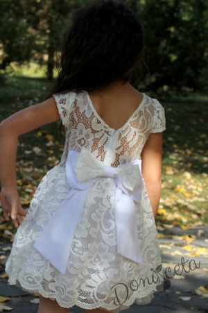 Детска официална дантелена рокля в бяло с панделка отзад Жузи