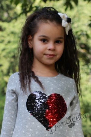 Детска рокля в сиво със сърце от паети