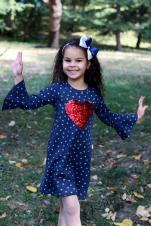 Детска рокля в тъмносиньо със сърце от паети