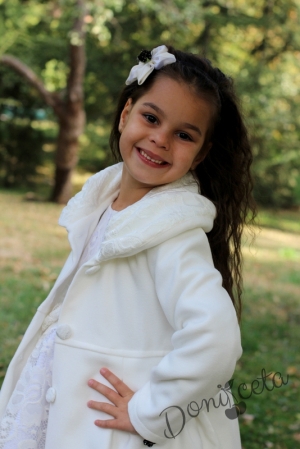 Детско палто за момиче в бяло с дантела 