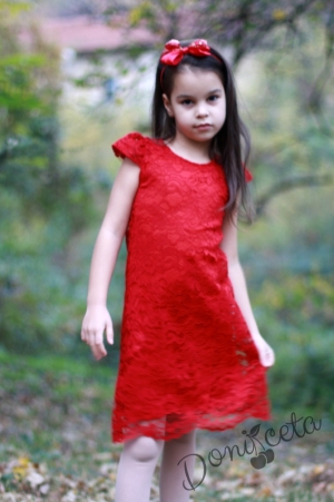 Детска рокля от дантела в червено с диадема