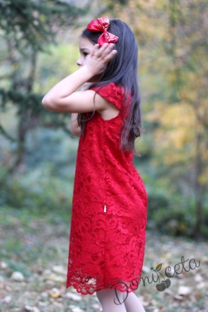 Детска рокля от дантела в червено с диадема