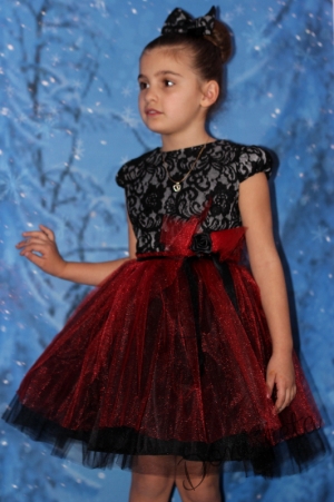 Официална детска рокля с дантела в черно и тюл в бордо