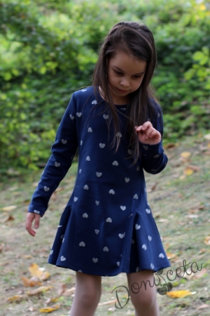 Комплект от детска рокля с дълъг ръкав в тъмносиньо със сребристи сърца с лачени боти в тъмносиньо