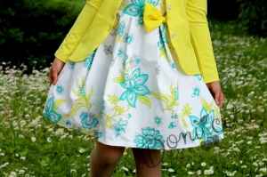 Детска рокля на цветя със  сако в жълто с къдрички отзад