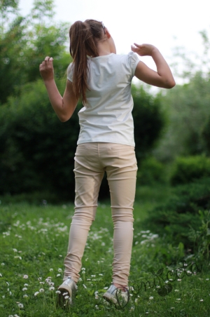 Летен дълъг прав панталон за момиче в бежово