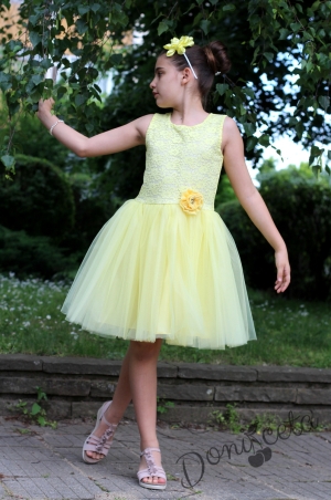 Официална детска дантелена рокля в жълто от дантела и тюл с цветенце отпред