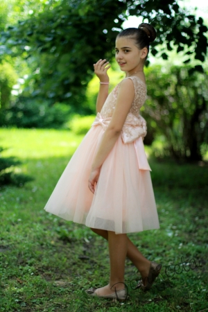 Официална детска рокля Ана от бутикова дантела и тюл в прасковено