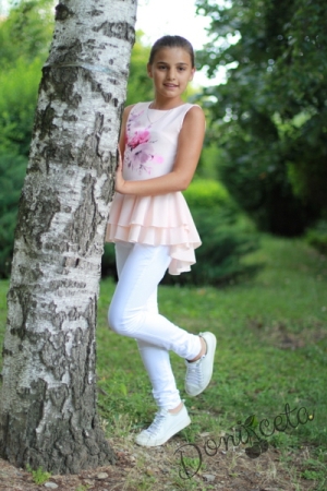 Комплект от летен панталон за момиче тип дънки в бяло с туника в прасковено с цветя