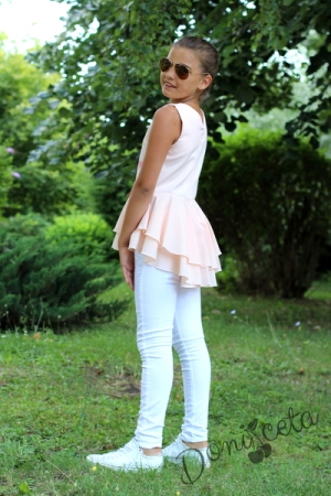 Комплект от летен панталон за момиче тип дънки в бяло с туника в прасковено с цветя