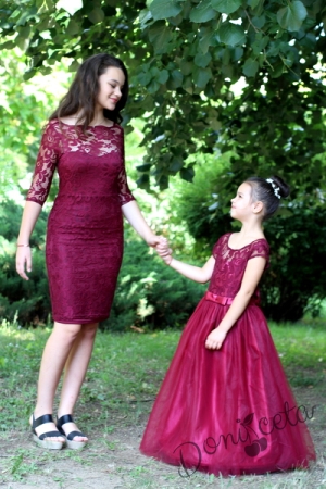 Официална дълга детска рокля с дантела в бордо с обръч от колекция "Майки и дъщери"