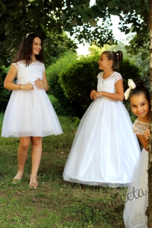Официална дълга детска рокля с дантела и тюл в бяло с обръч и с къс ръкав