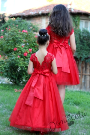 Официална дълга детска рокля Десита с дантела в червено с обръч от колекция "Майки и дъщери"