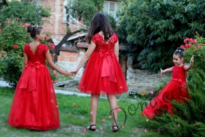 Официална дамска рокля в червено от дантела и тюл от колекция Майки и дъщери