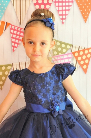 Официална детска рокля в тъмносиньо с 3D цветя и тюл за първия учебен ден