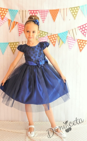 Официална детска рокля в тъмносиньо с 3D цветя и тюл за първия учебен ден