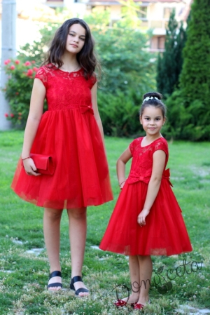 Комплект от официална детска рокля от дантела и тюл и Дамска рокля в червено от колекция "Майки и дъщери"