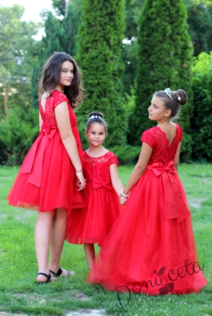 Комплект от официална детска рокля от дантела и тюл и Дамска рокля в червено от колекция "Майки и дъщери"