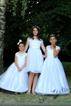 Комплект от официална дълга детска рокля с дантела с обръч и Дамска рокля в бяло с дантела и тюл от колекция "Майки и дъщери"