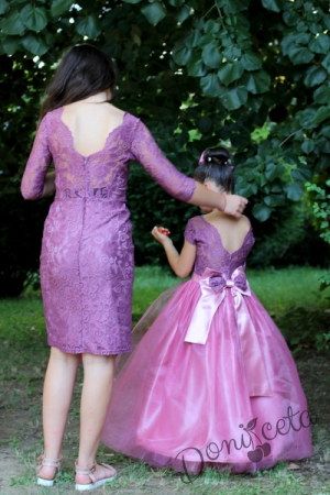 Комплект от официална дълга детска рокля с дантела в пепел от рози с обръч и дамска рокля от дантела в пепел от рози от колекция "Майки и дъщери"