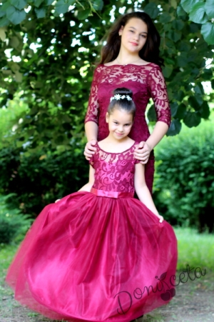 Комплект от официална дълга детска рокля с дантела в бордо с обръч и Дамска рокля в бордо от колекция "Майки и дъщери"