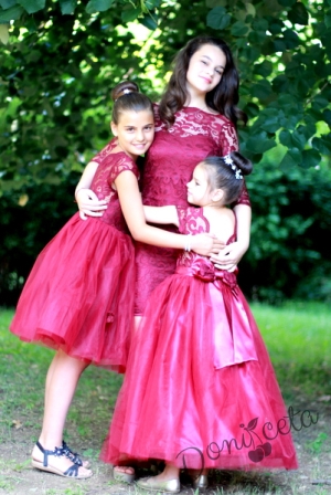 Комплект от официална детска рокля в бордо от дантела и тюл и Дамска рокля в бордо от колекция "Майки и дъщери"