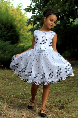 Официална детска рокля от дантела в бяло и черно на цветя