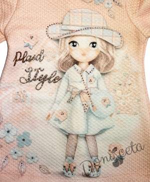 Бебешка рокля в прасковено с дълъг ръкав с момиченце