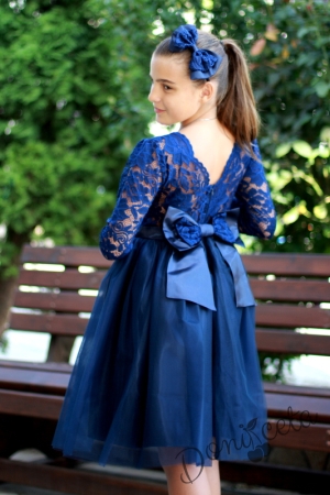 Официална детска рокля с дълъг ръкав в тъмносиньо с дантела и тюл, с коланче отпред и голяма панделка отзад