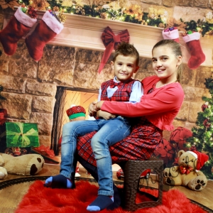 Коледна детска рокля в каре с болеро в червено