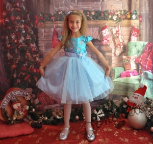 Официална детска рокля в светлосиньо с блясък със снежинки и тюл