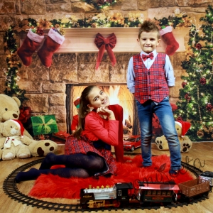 Коледна детска рокля в каре с болеро в червено и панделка в тъмносиньо