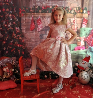Официална детска рокля в пепел от рози с голяма панделка отзад
