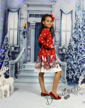 Детска рокля с дълъг ръкав в червено с къщички със сняг