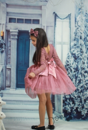 Официална детска рокля с дълъг ръкав в пепел от рози с дантела и тюл, с коланче и голяма панделка отзад