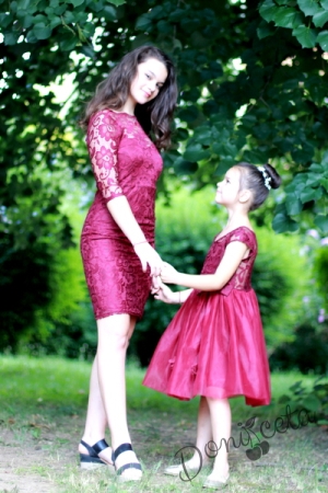 Официална детска рокля в бордо от дантела и тюл с болеро от плетиво в бордо