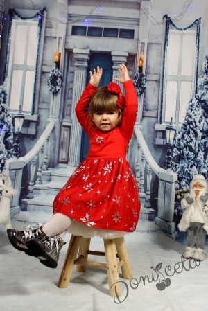 Коледна детска рокля в червено с тюл със сребристи снежинки
